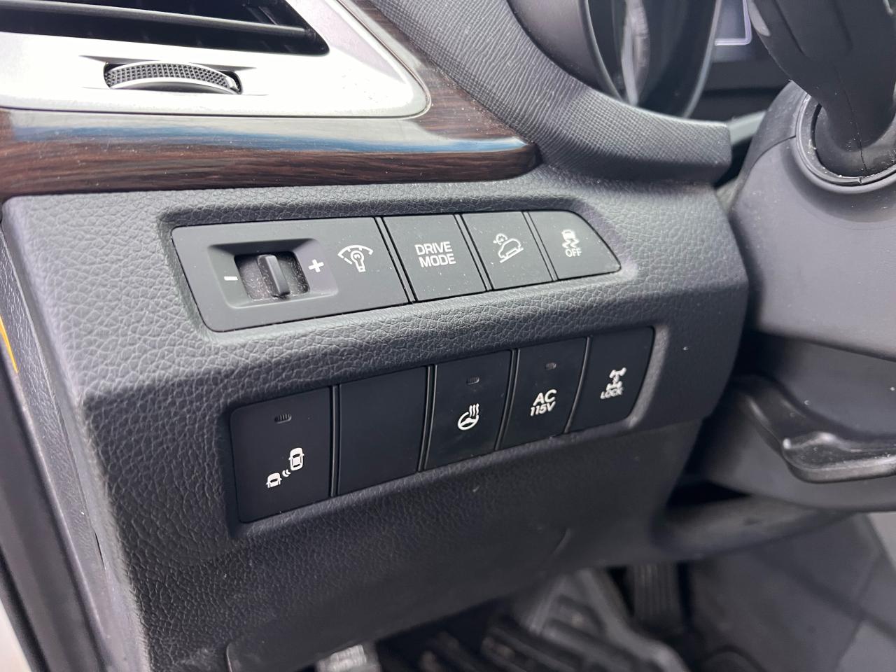 2017 Hyundai Santa Fe XL Luxury Photo