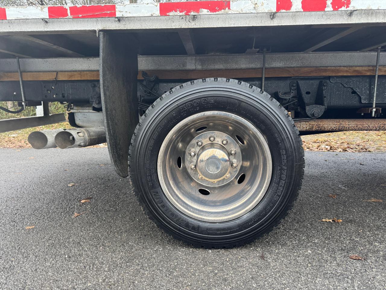 2013 Ford SUPER DUTY F-450 DRW XL 2WD 201" WB Chassis with 16' Flatbed - Photo #17