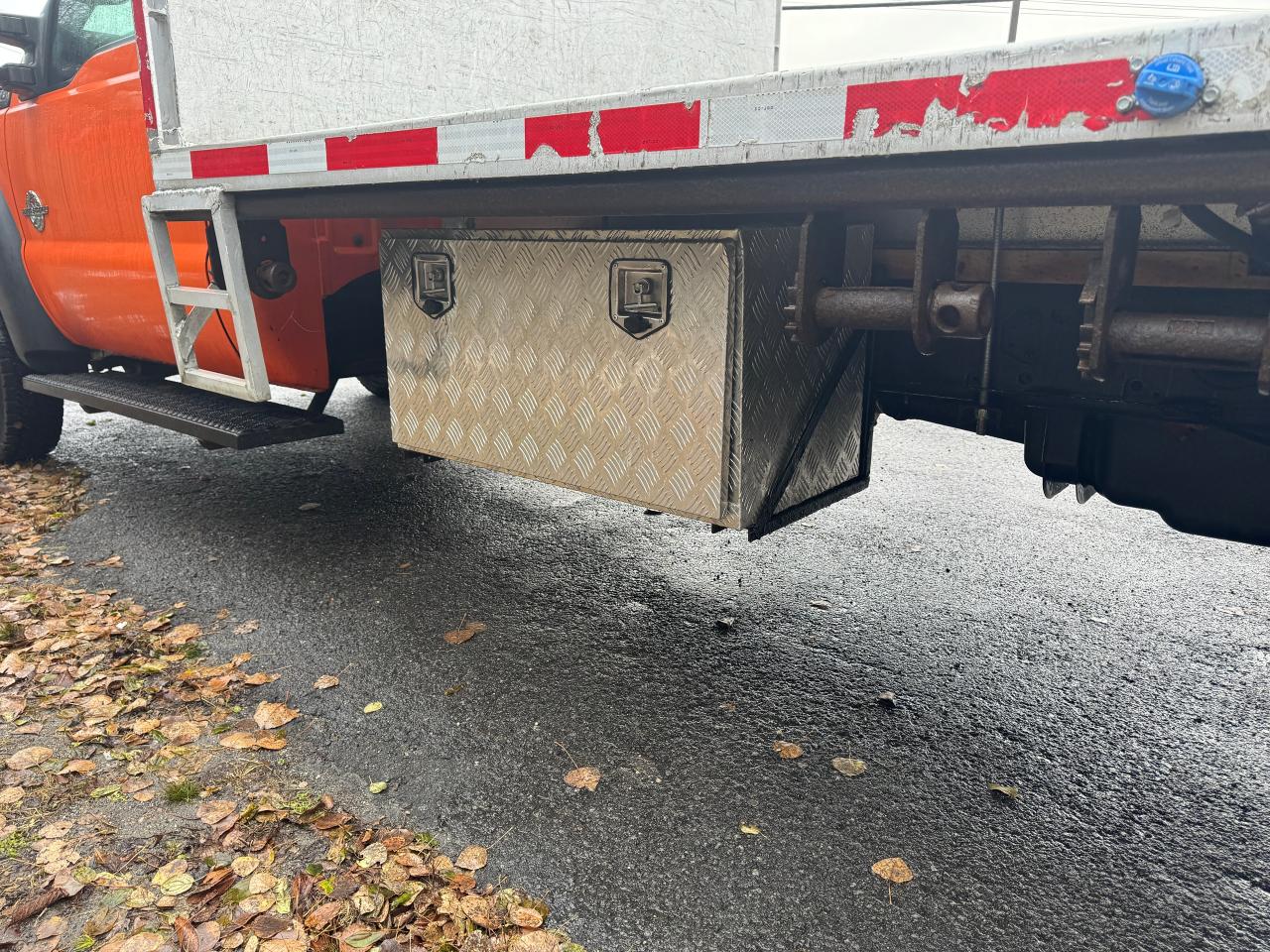 2013 Ford SUPER DUTY F-450 DRW XL 2WD 201" WB Chassis with 16' Flatbed - Photo #12