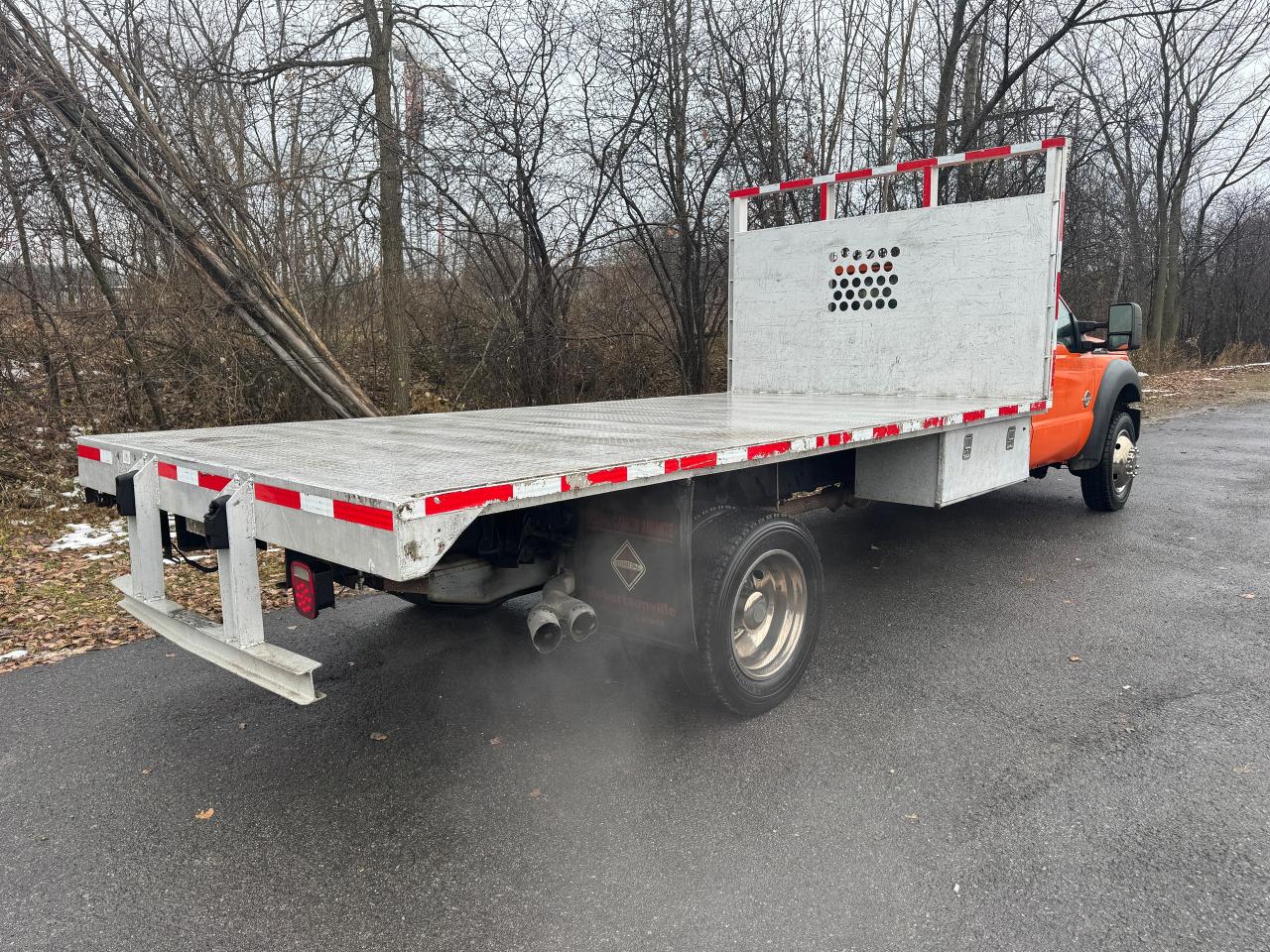 2013 Ford SUPER DUTY F-450 DRW XL 2WD 201" WB Chassis with 16' Flatbed - Photo #9