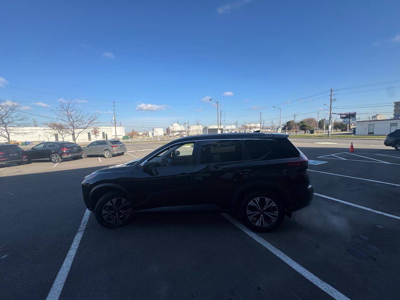 2022 Nissan Rogue SV AWD P/SUROOF B/SPOT L/ASSIST P/TRUNK CAMERA Photo3