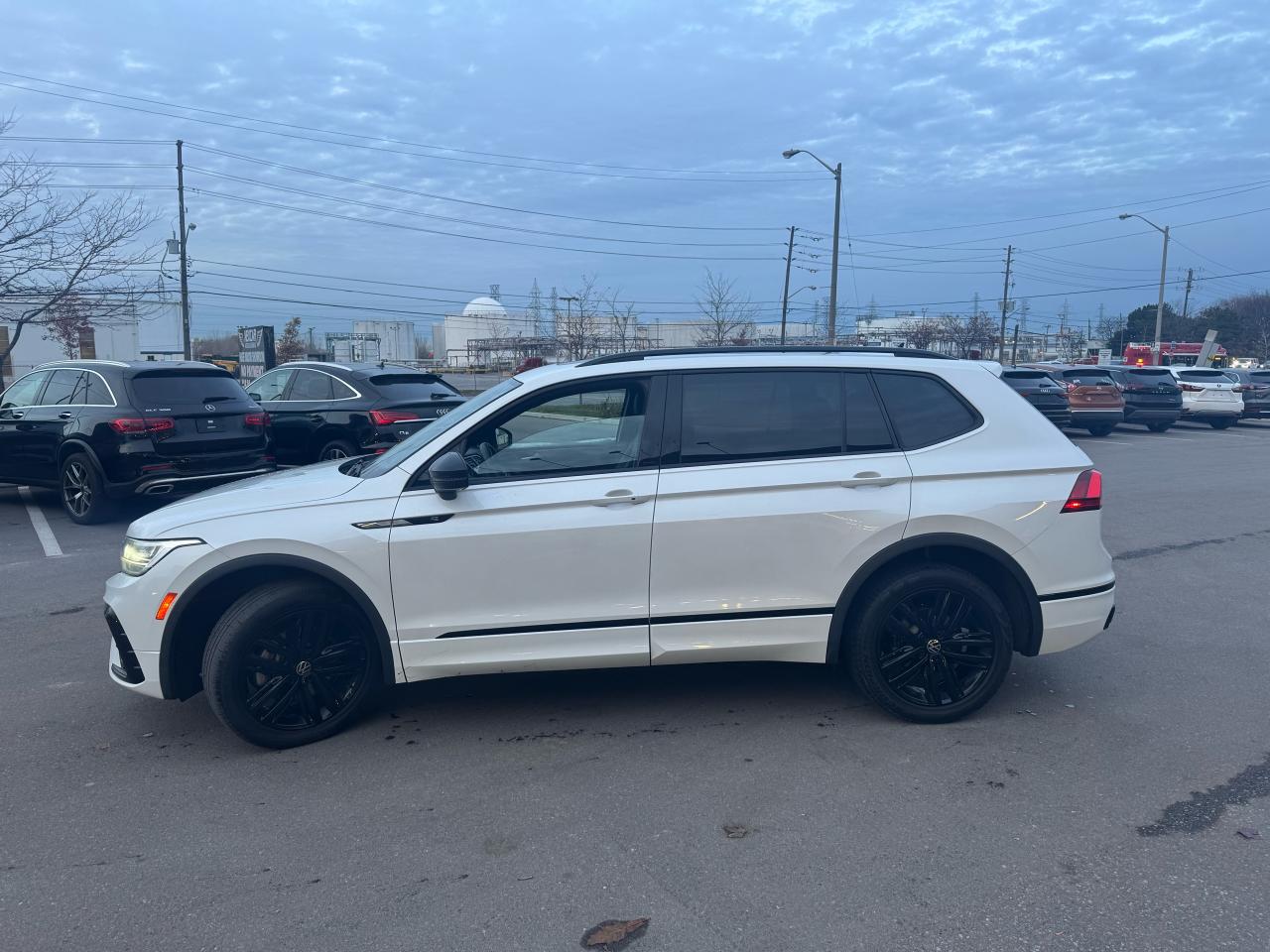2022 Volkswagen Tiguan COMFORTLINE R-LINE B/EDITION AWD LEATHER PAN/ROOF Photo3