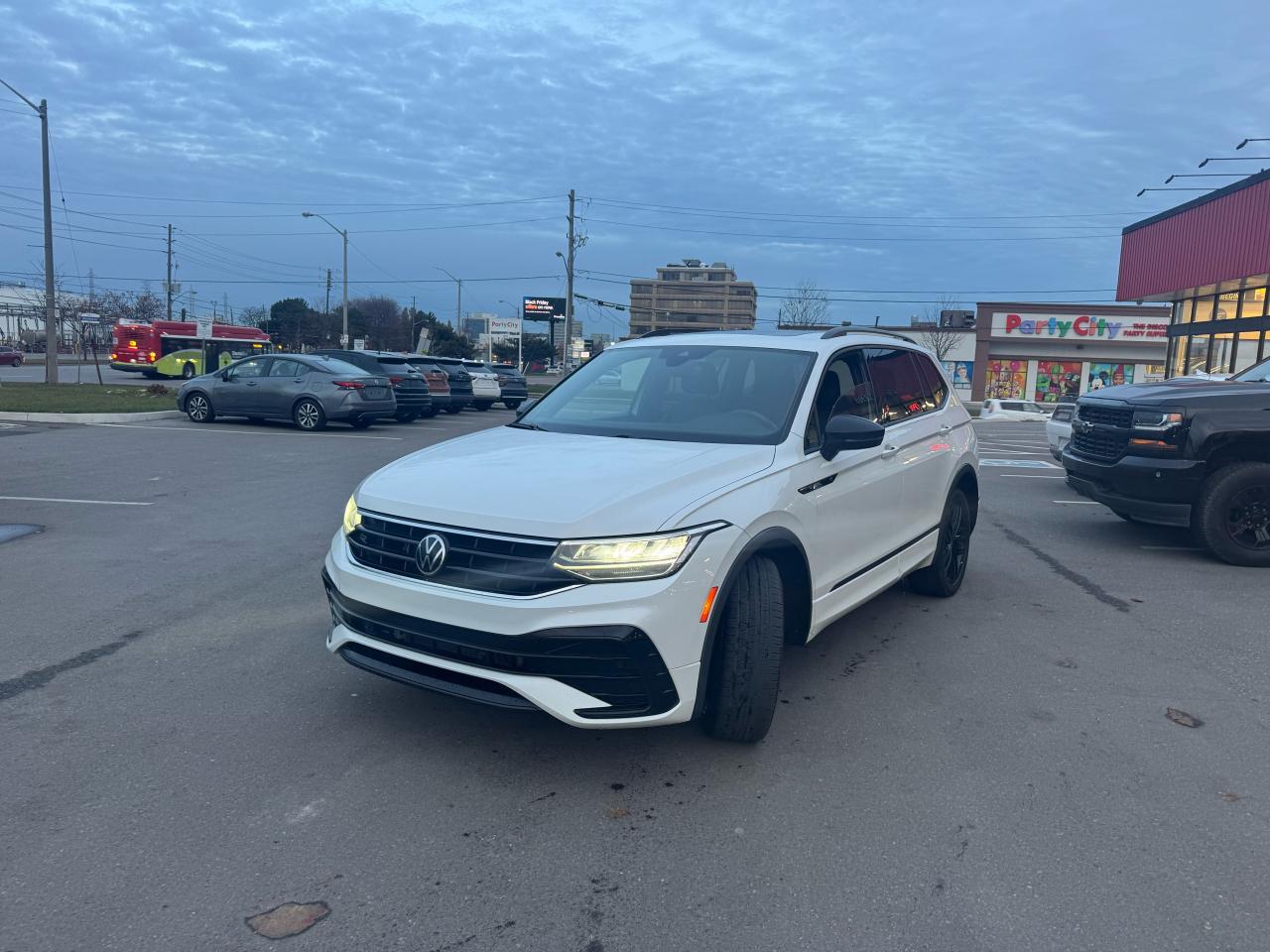 2022 Volkswagen Tiguan COMFORTLINE R-LINE B/EDITION AWD LEATHER PAN/ROOF Photo2