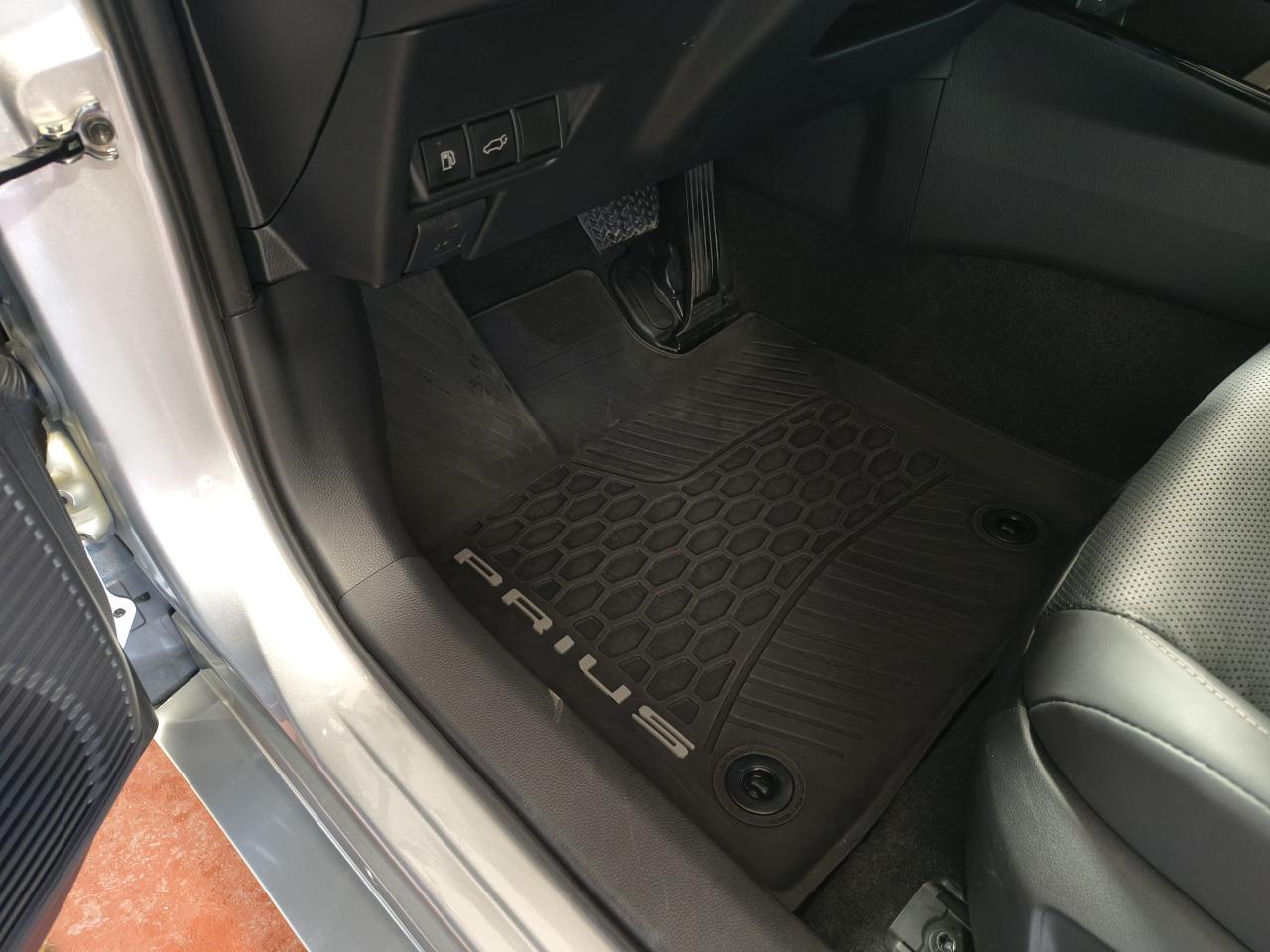 2023 Toyota Prius Limited AWD Photo0