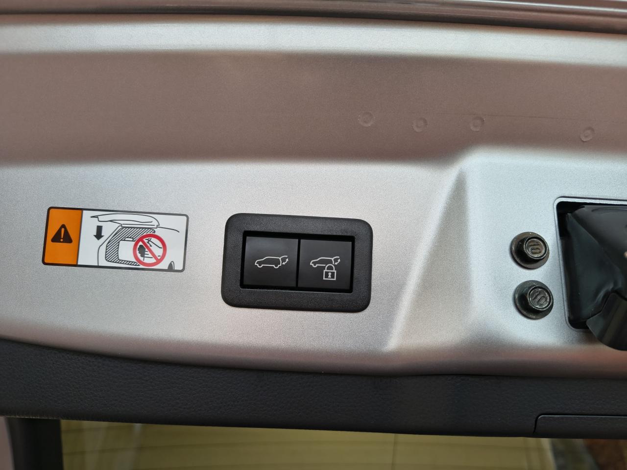 2023 Toyota Prius Limited AWD Photo0