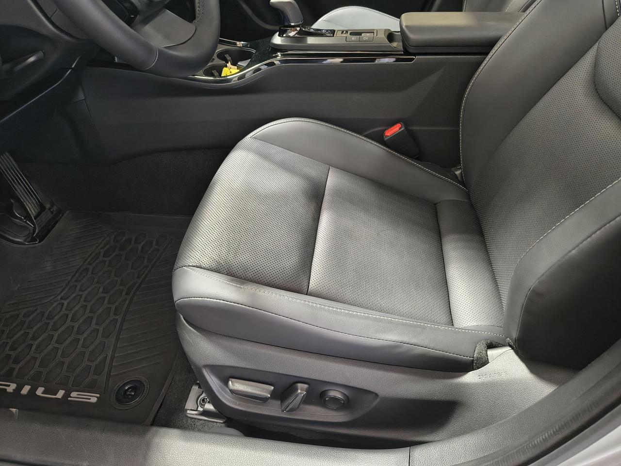 2023 Toyota Prius Limited AWD Photo0