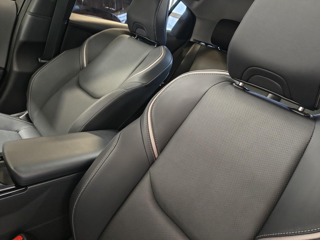 2023 Toyota Prius Limited AWD Photo0