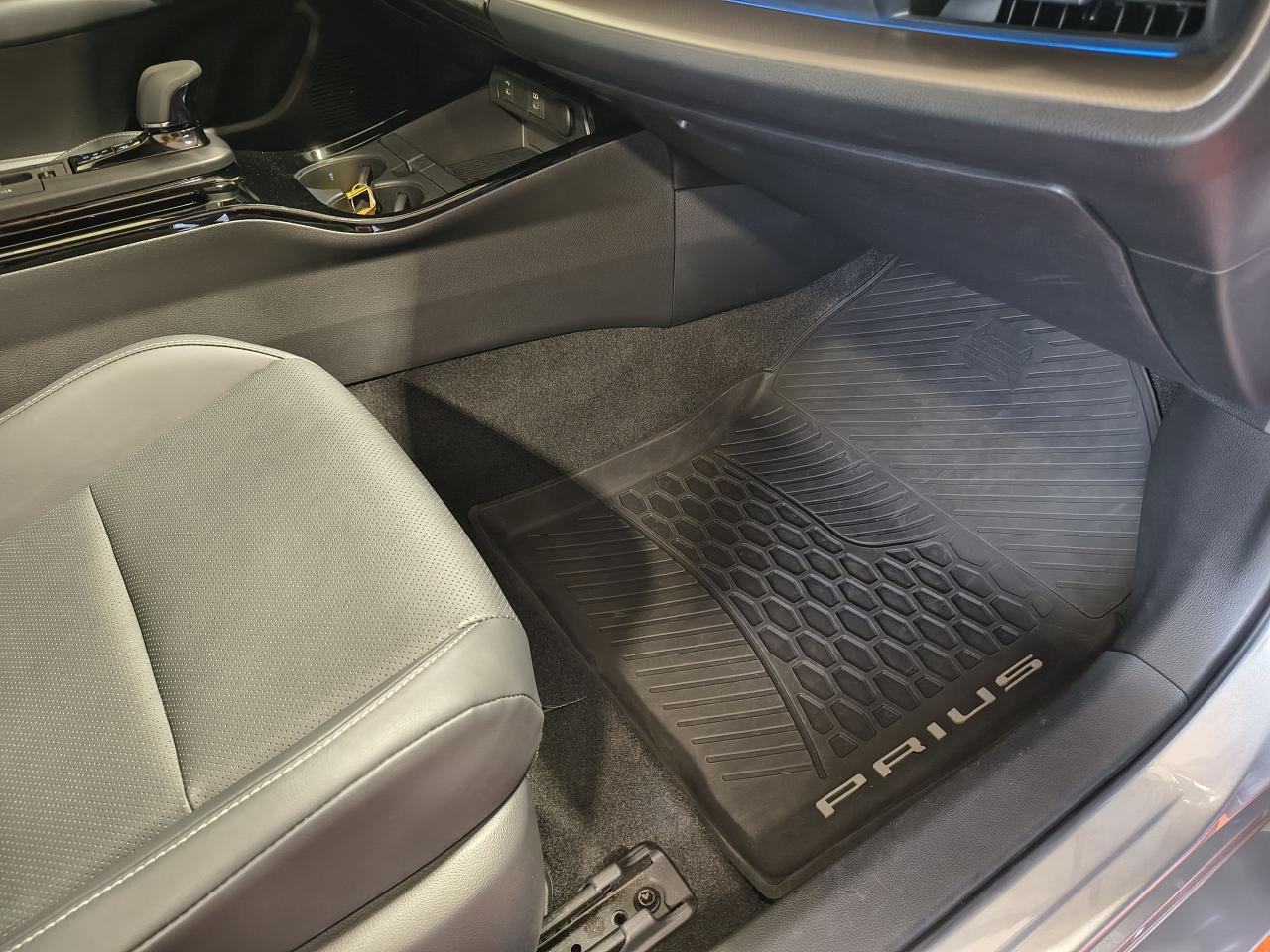 2023 Toyota Prius Limited AWD Photo0