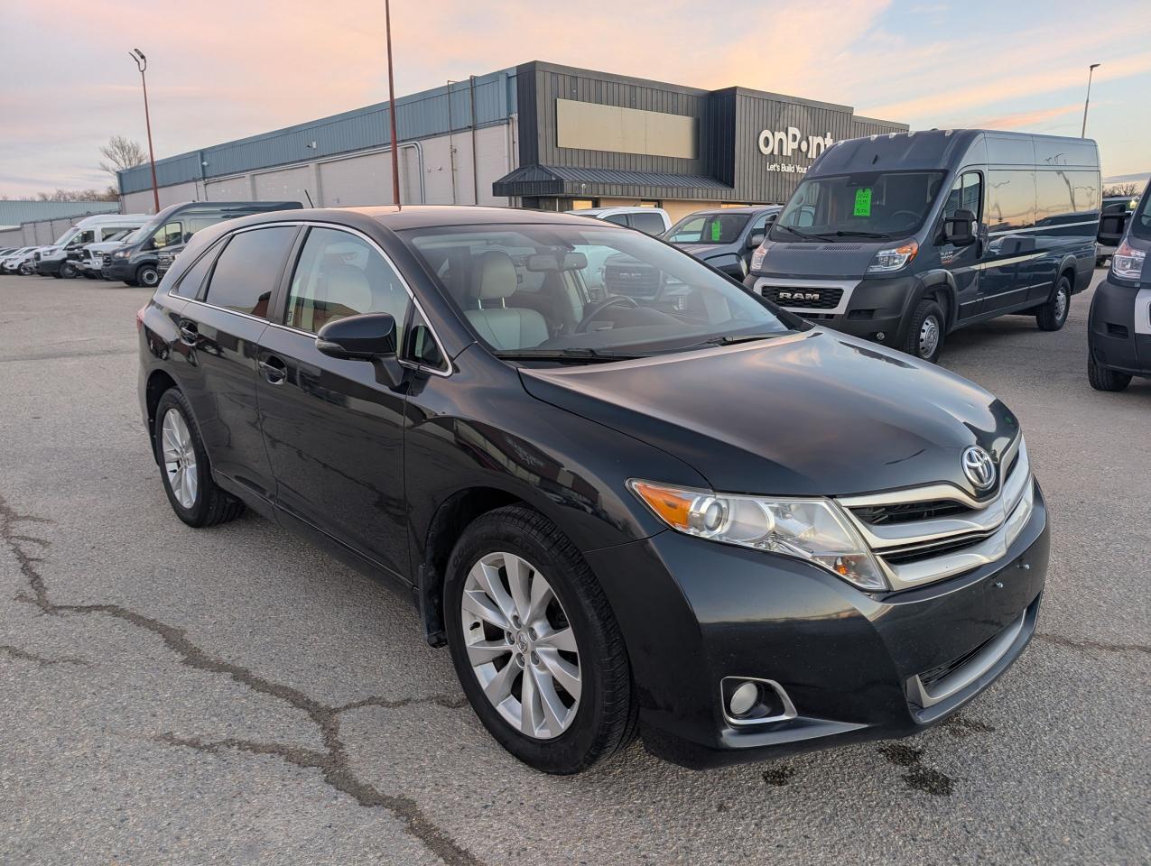 2013 Toyota Venza Heated seats | Panoramic roof | Back up camera - Photo #3