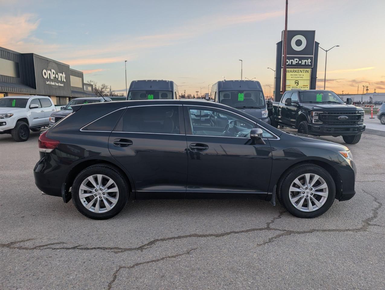 2013 Toyota Venza Heated seats | Panoramic roof | Back up camera - Photo #4
