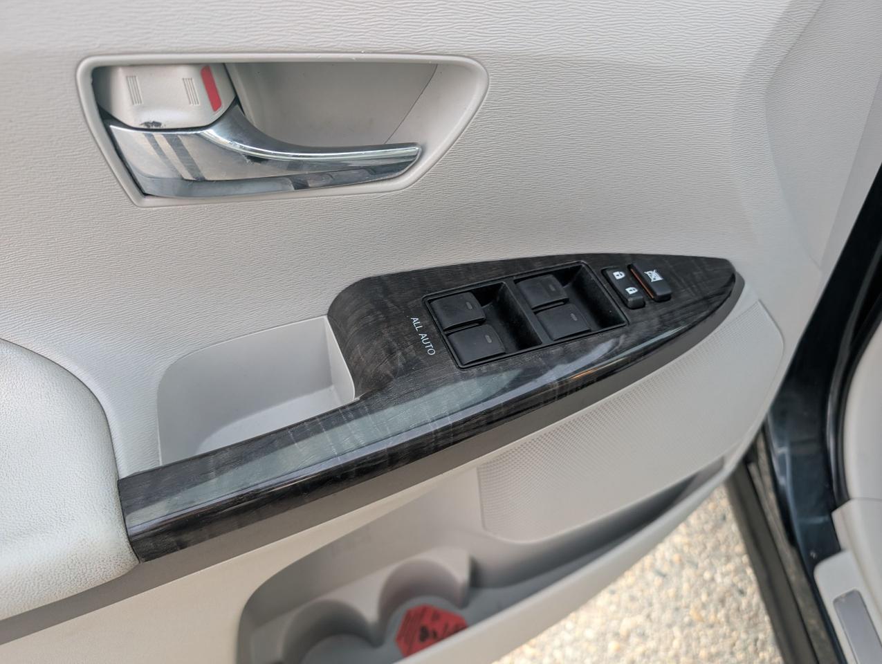 2013 Toyota Venza Heated seats | Panoramic roof | Back up camera - Photo #8