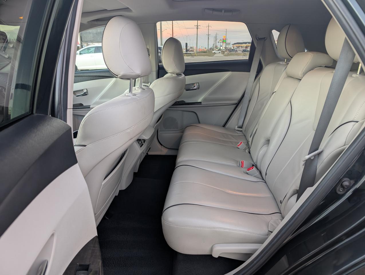 2013 Toyota Venza Heated seats | Panoramic roof | Back up camera - Photo #11