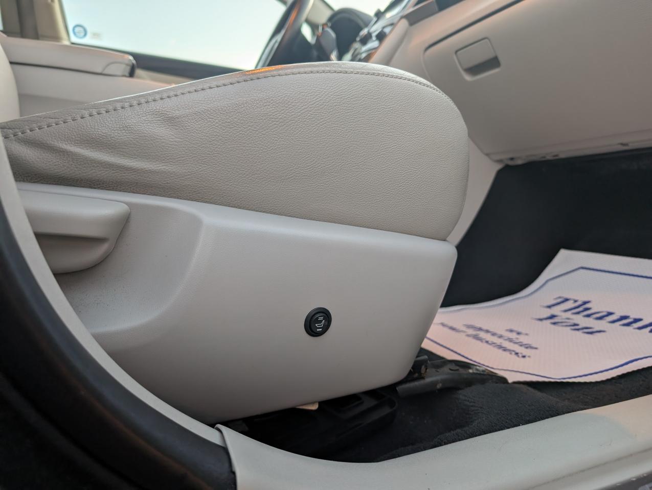 2013 Toyota Venza Heated seats | Panoramic roof | Back up camera - Photo #18