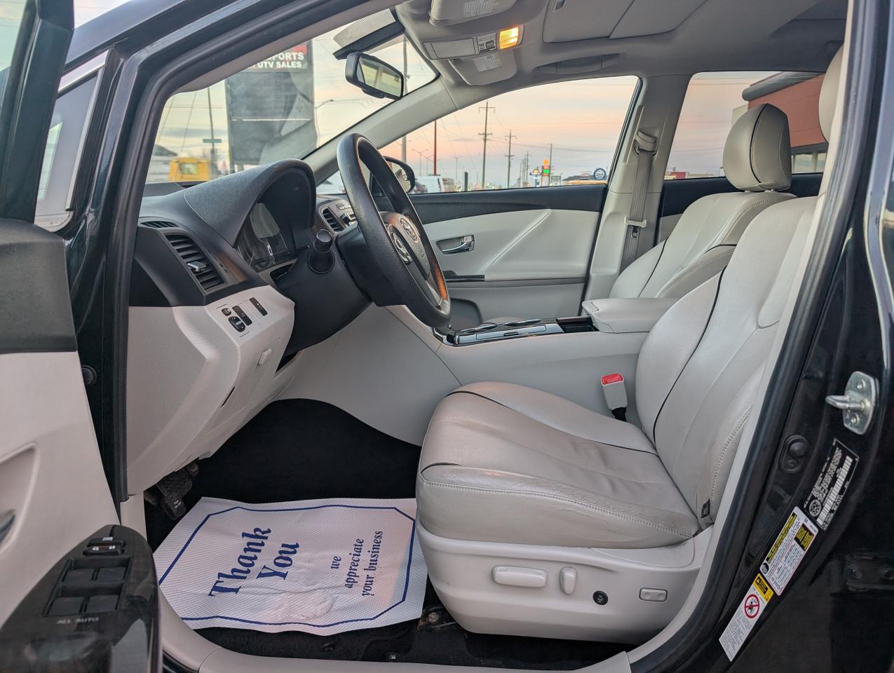 2013 Toyota Venza Heated seats | Panoramic roof | Back up camera - Photo #10