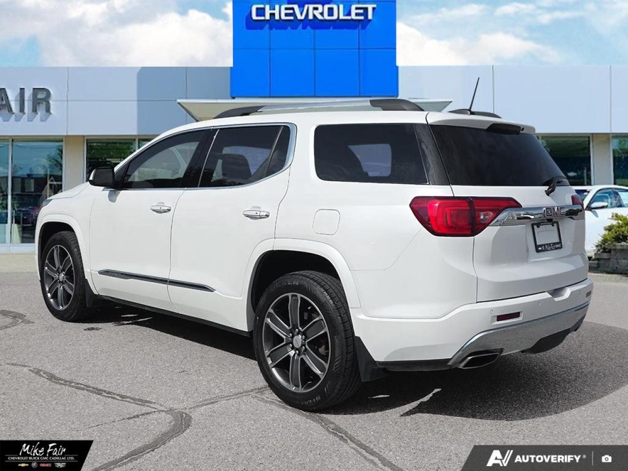 2017 GMC Acadia Denali AWD,heated/vented front seats,sunroof,power liftgate hands free, heated steering wheel,surround visi Photo3