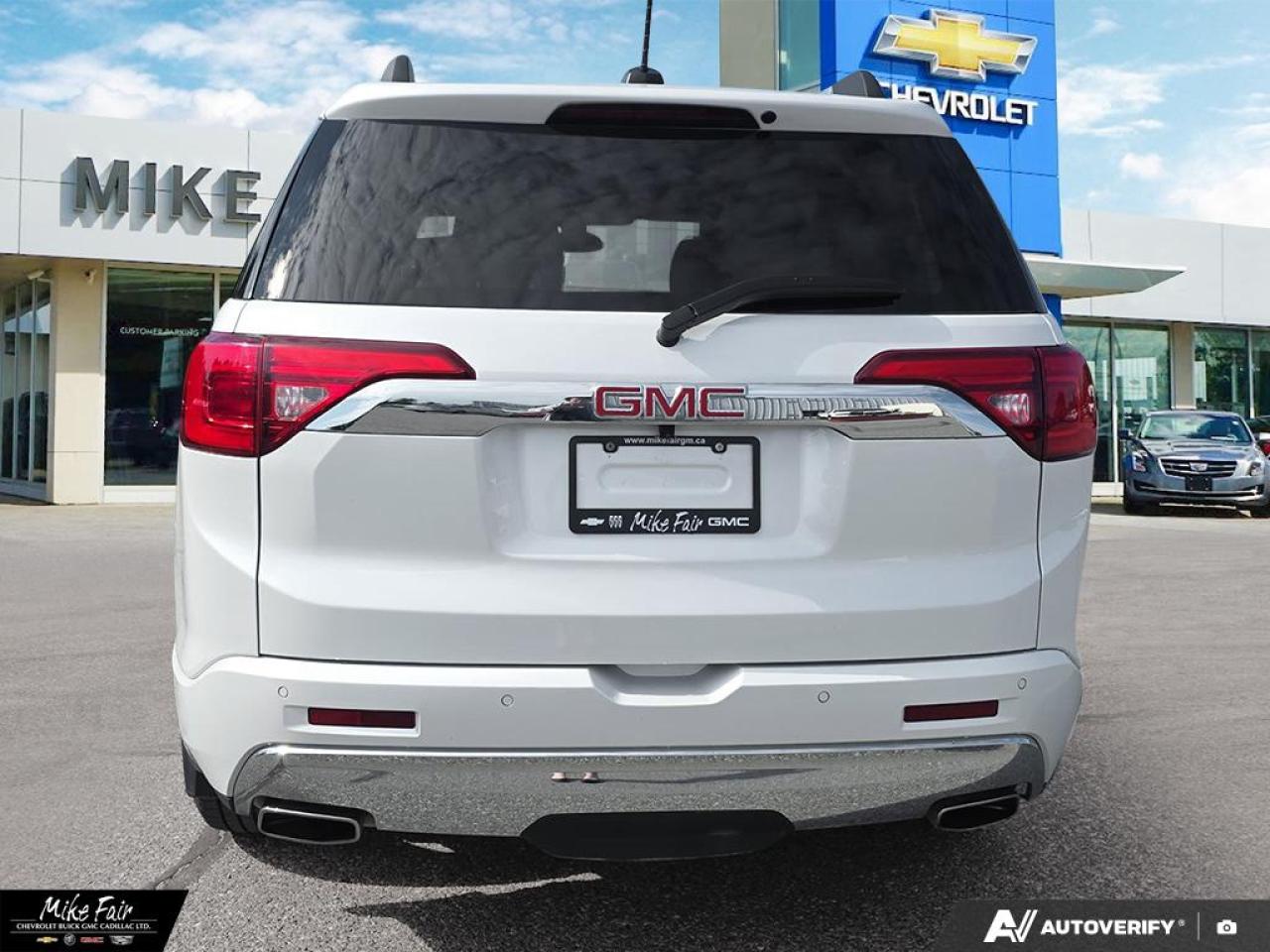 2017 GMC Acadia Denali AWD,heated/vented front seats,sunroof,power liftgate hands free, heated steering wheel,surround visi Photo4