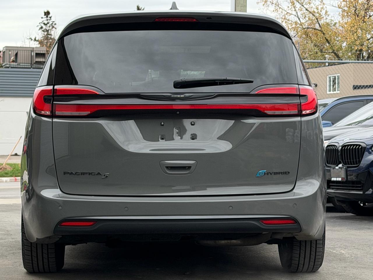 2022 Chrysler Pacifica Hybrid Limited LEATHER|SUNROOF|DVDS Photo3