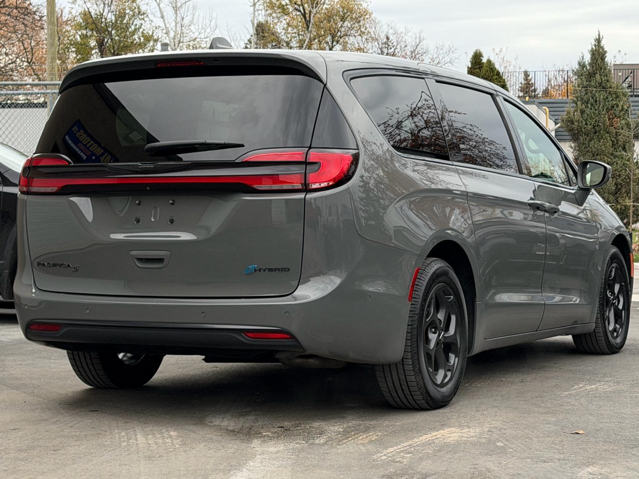 2022 Chrysler Pacifica Hybrid Limited LEATHER|SUNROOF|DVDS Photo2