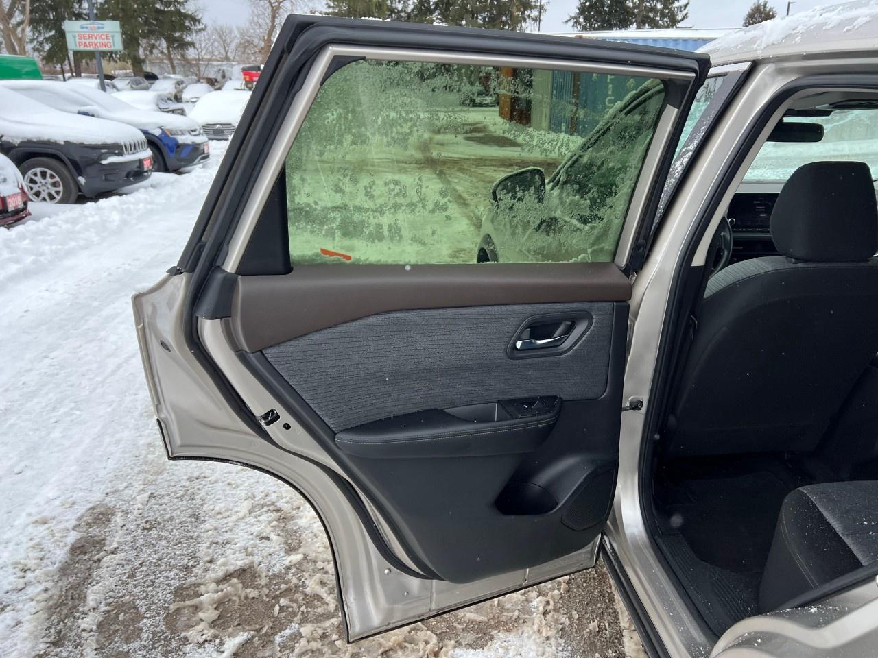 2023 Nissan Rogue SV Photo