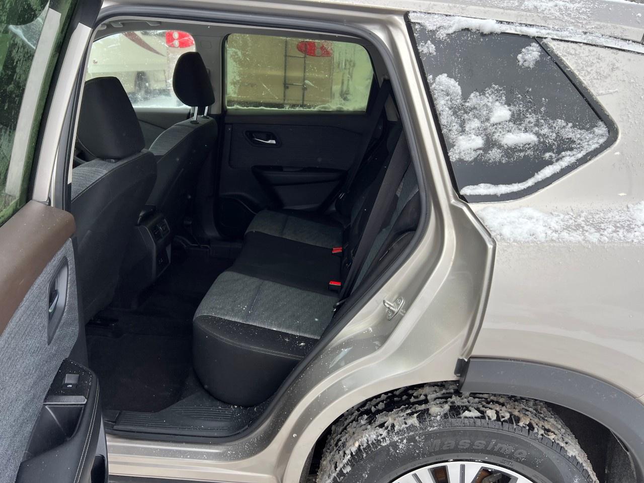 2023 Nissan Rogue SV Photo