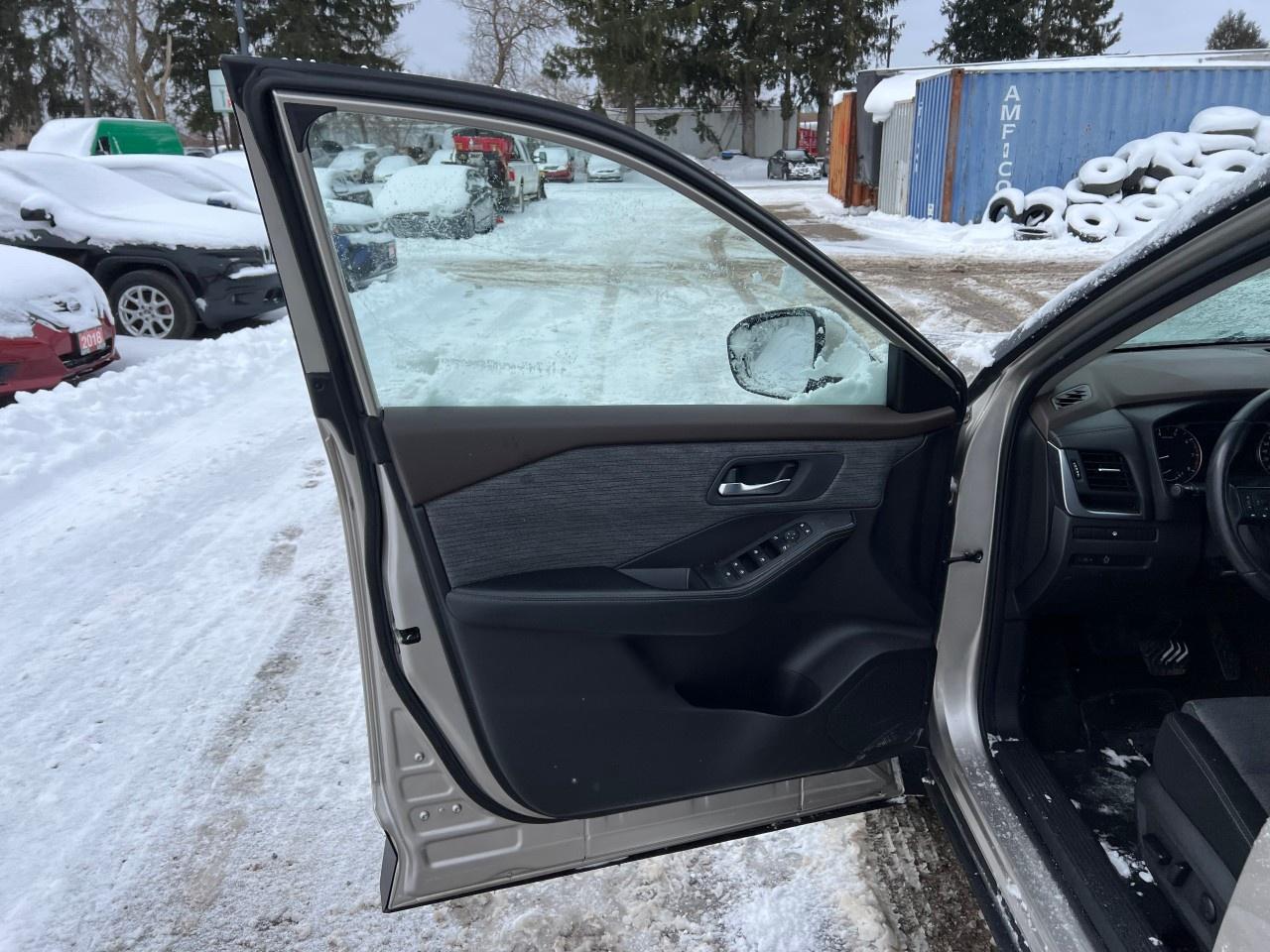 2023 Nissan Rogue SV Photo