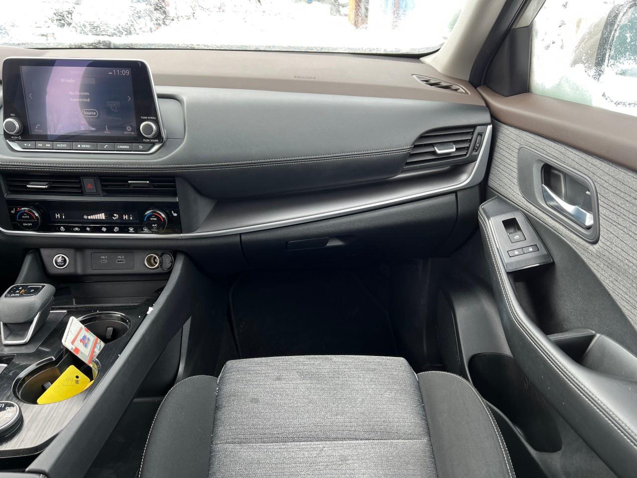 2023 Nissan Rogue SV Photo