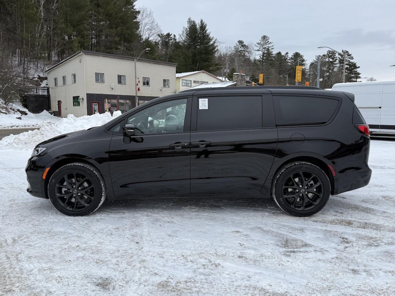 2026 Chrysler Pacifica Limited AWD Photo3