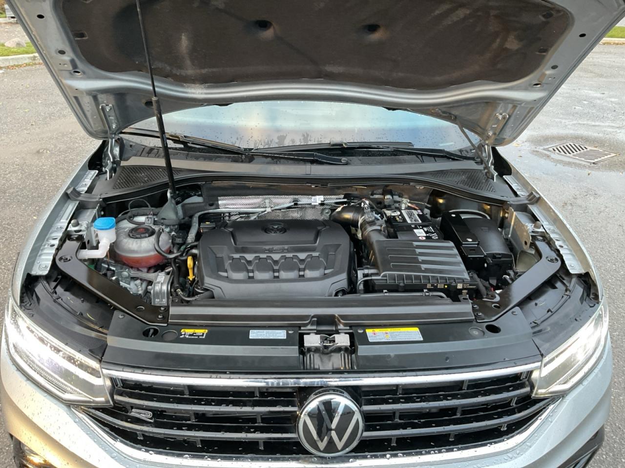 2023 Volkswagen Tiguan 2.0L Comfortline R-Line Black Edition! One Owner! Photo