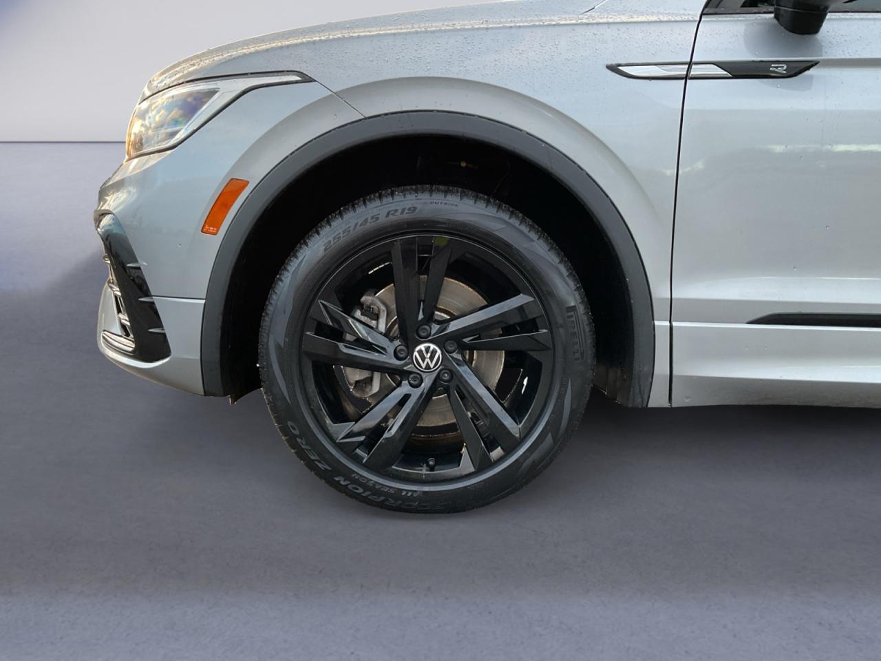 2023 Volkswagen Tiguan 2.0L Comfortline R-Line Black Edition! One Owner! Photo