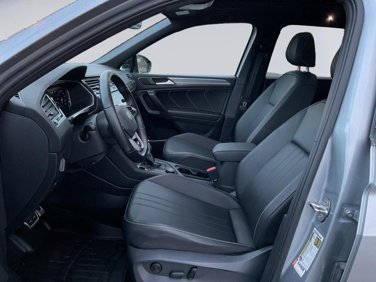 2023 Volkswagen Tiguan 2.0L Comfortline R-Line Black Edition! One Owner! Photo