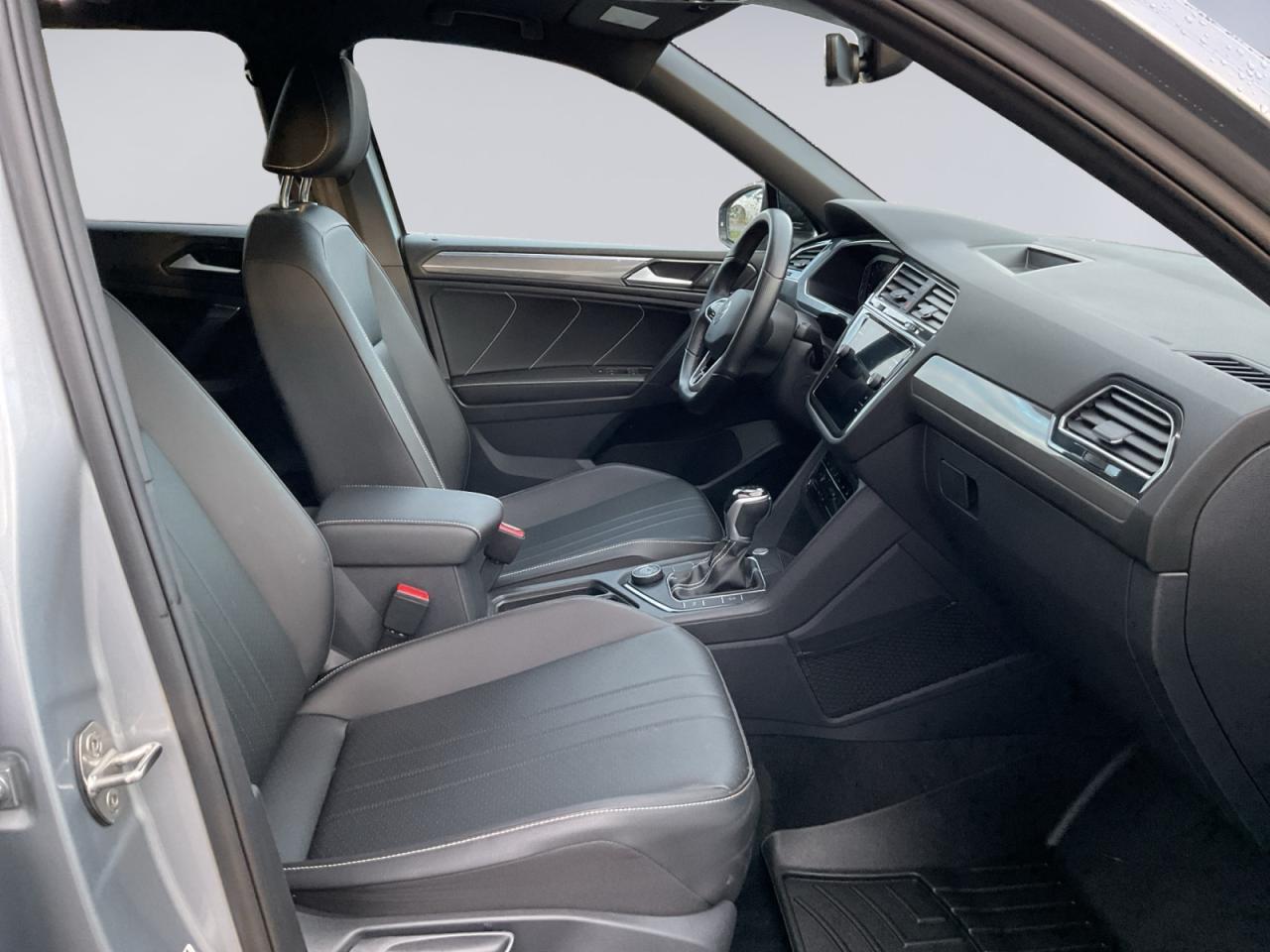 2023 Volkswagen Tiguan 2.0L Comfortline R-Line Black Edition! One Owner! Photo