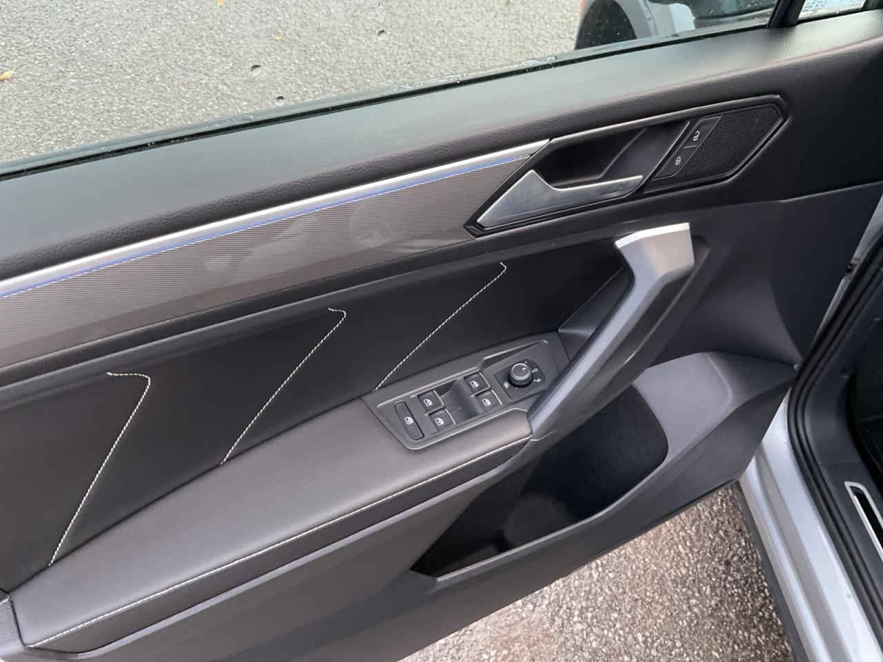 2023 Volkswagen Tiguan 2.0L Comfortline R-Line Black Edition! One Owner! Photo