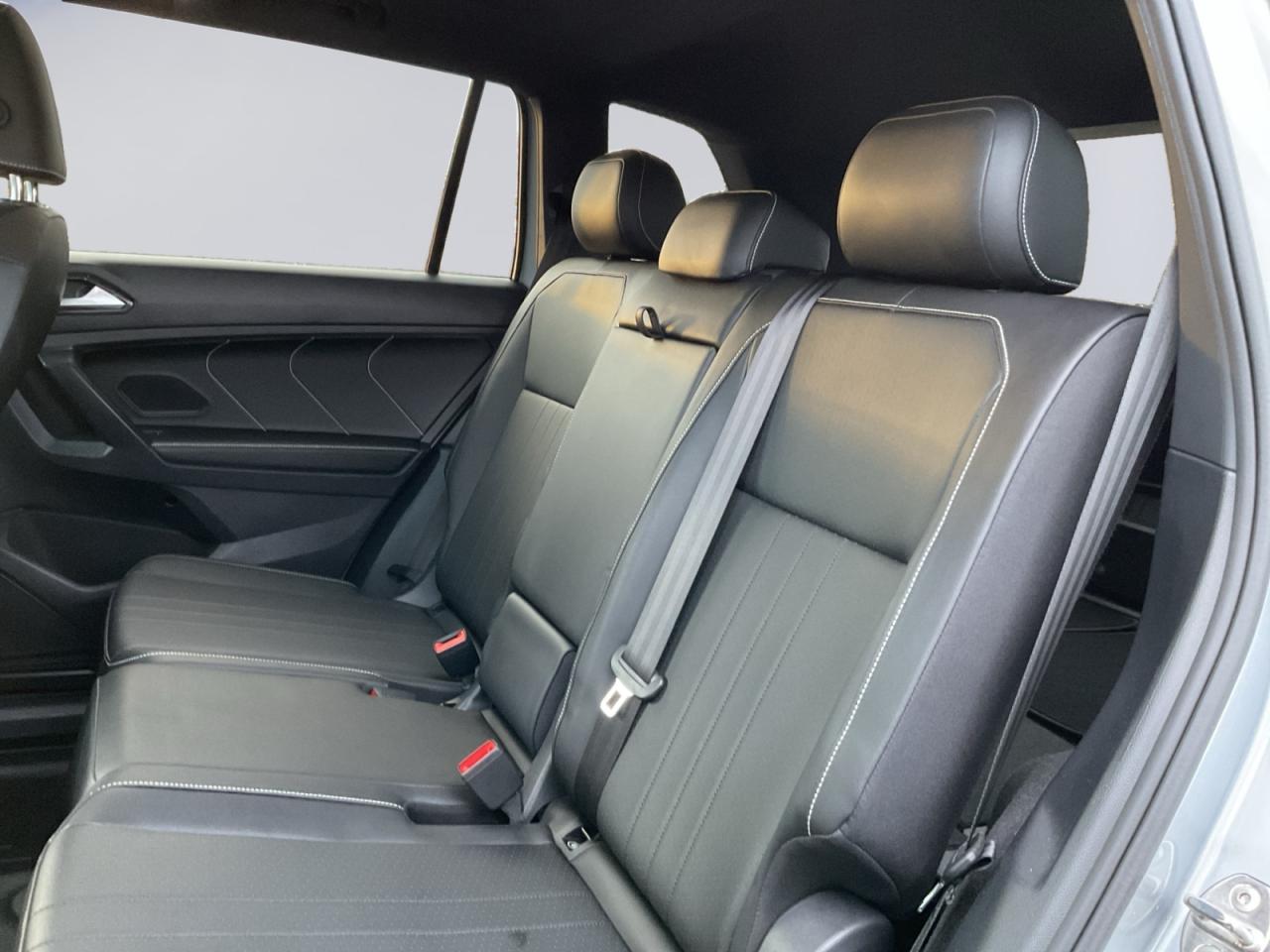 2023 Volkswagen Tiguan 2.0L Comfortline R-Line Black Edition! One Owner! Photo