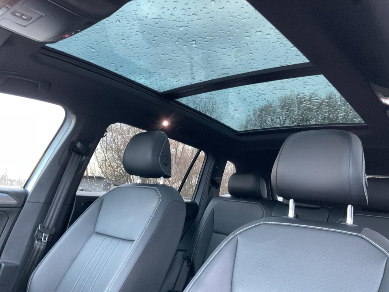 2023 Volkswagen Tiguan 2.0L Comfortline R-Line Black Edition! One Owner! Photo