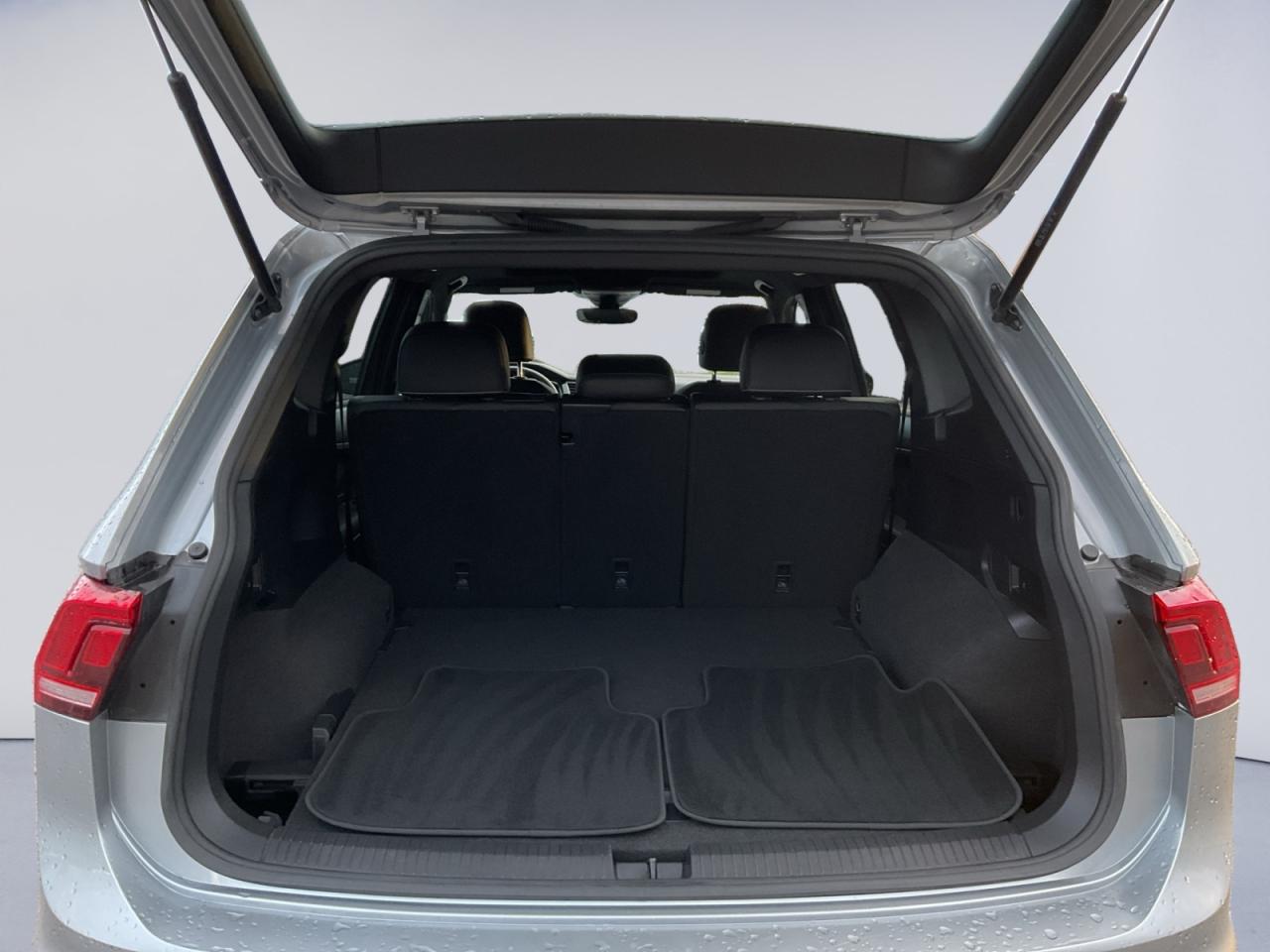 2023 Volkswagen Tiguan 2.0L Comfortline R-Line Black Edition! One Owner! Photo