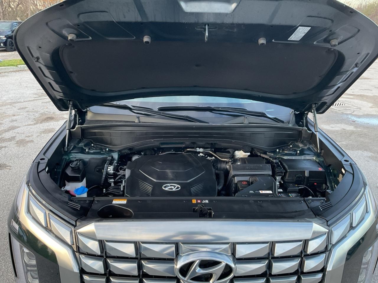 2024 Hyundai PALISADE 3.8L Great kms! 7 Seater! Loaded! One Owner! Photo