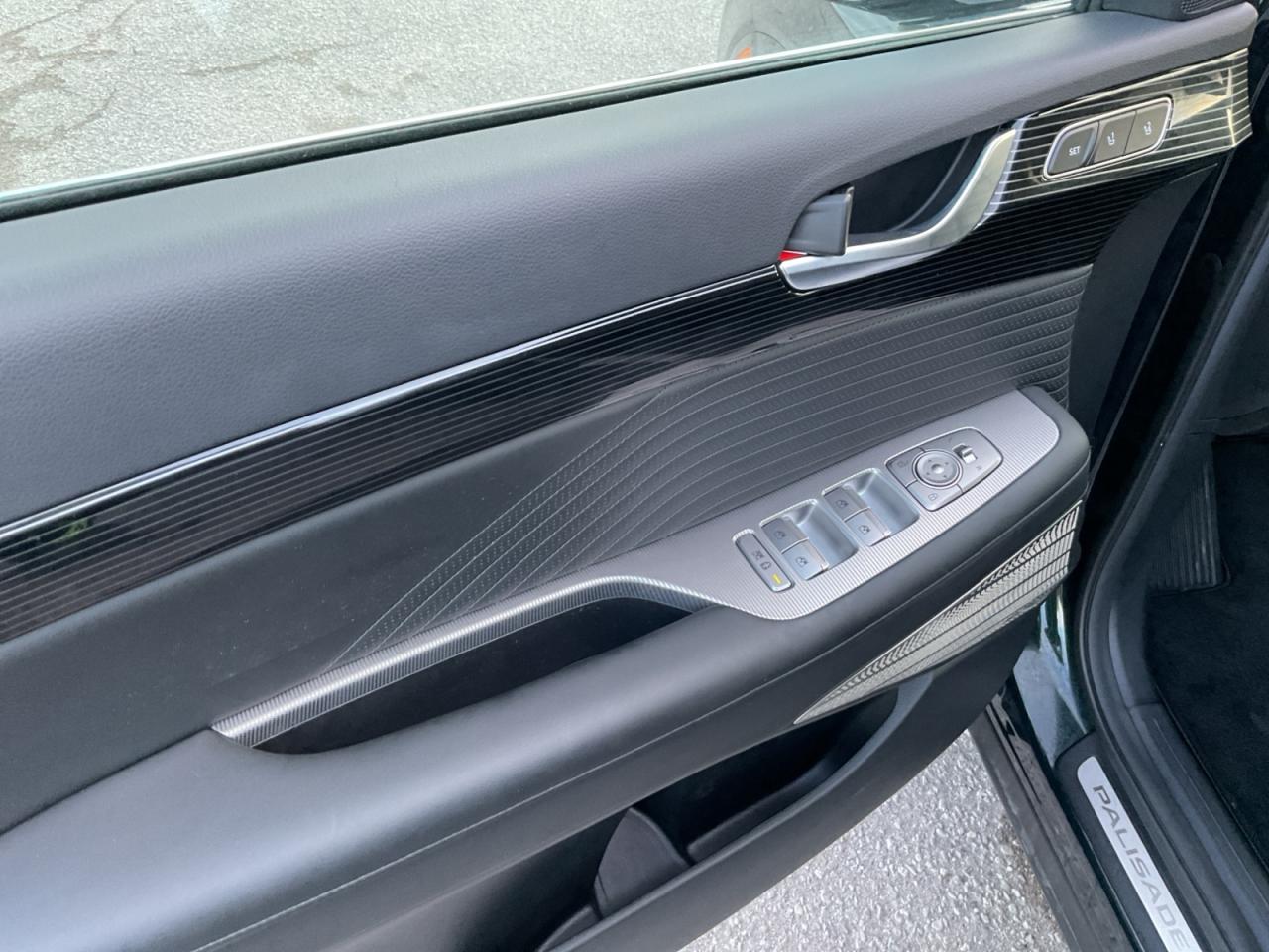 2024 Hyundai PALISADE 3.8L Great kms! 7 Seater! Loaded! One Owner! Photo