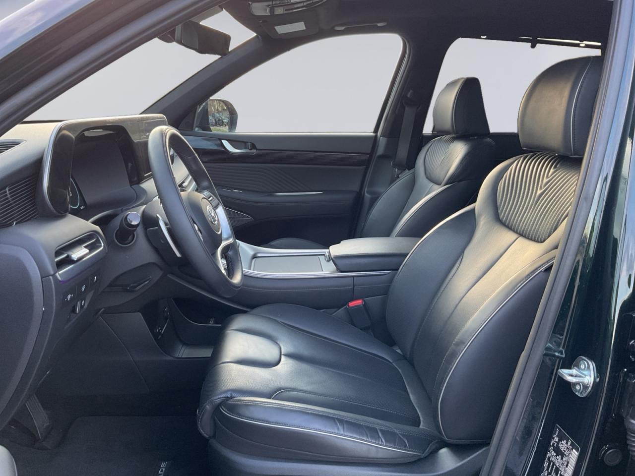 2024 Hyundai PALISADE 3.8L Great kms! 7 Seater! Loaded! One Owner! Photo