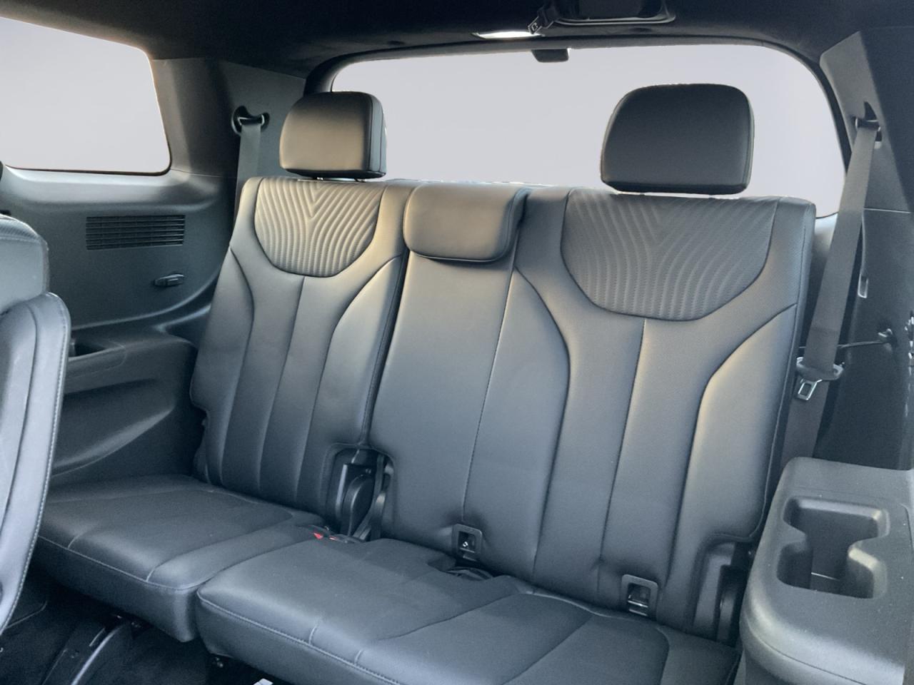 2024 Hyundai PALISADE 3.8L Great kms! 7 Seater! Loaded! One Owner! Photo