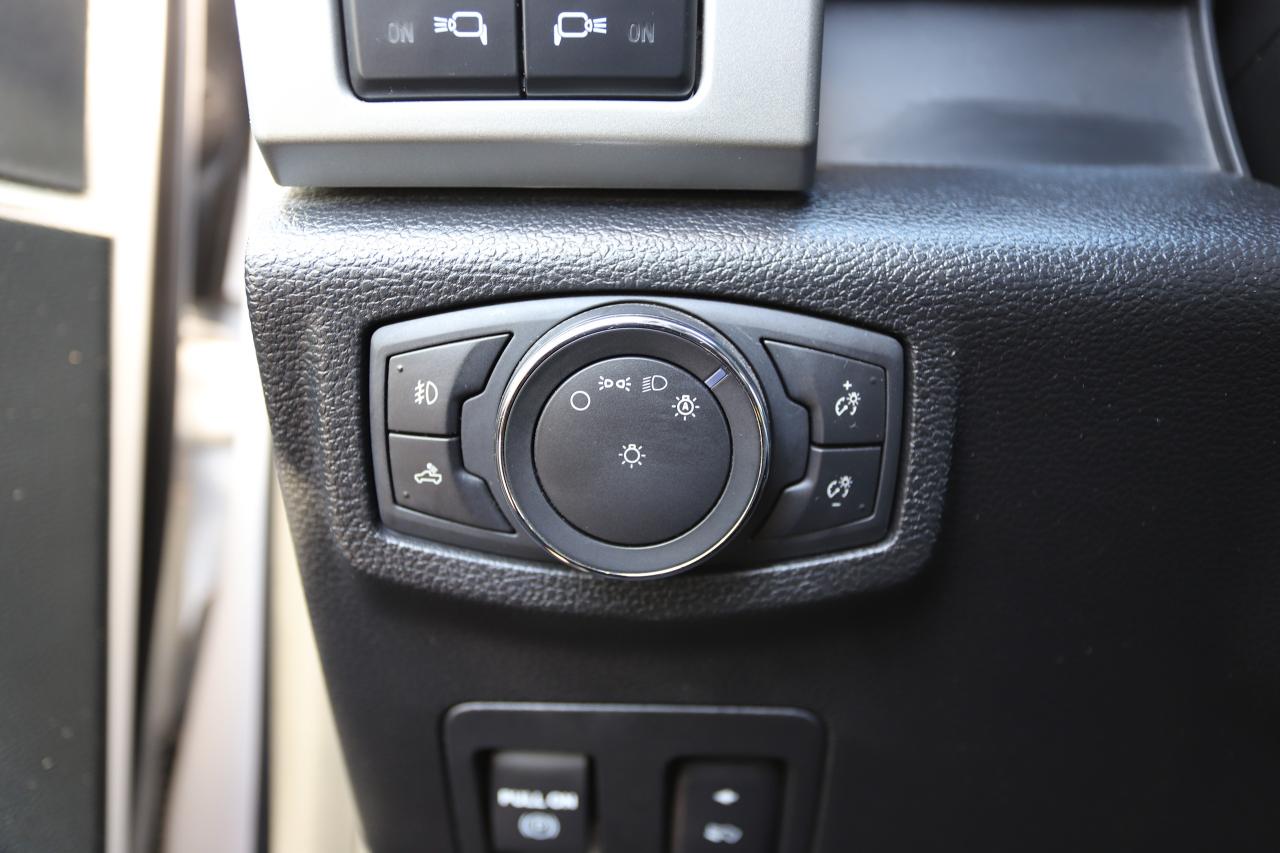 2019 Ford F-150 Lariat 4WD SuperCrew 5.5' Box Photo5