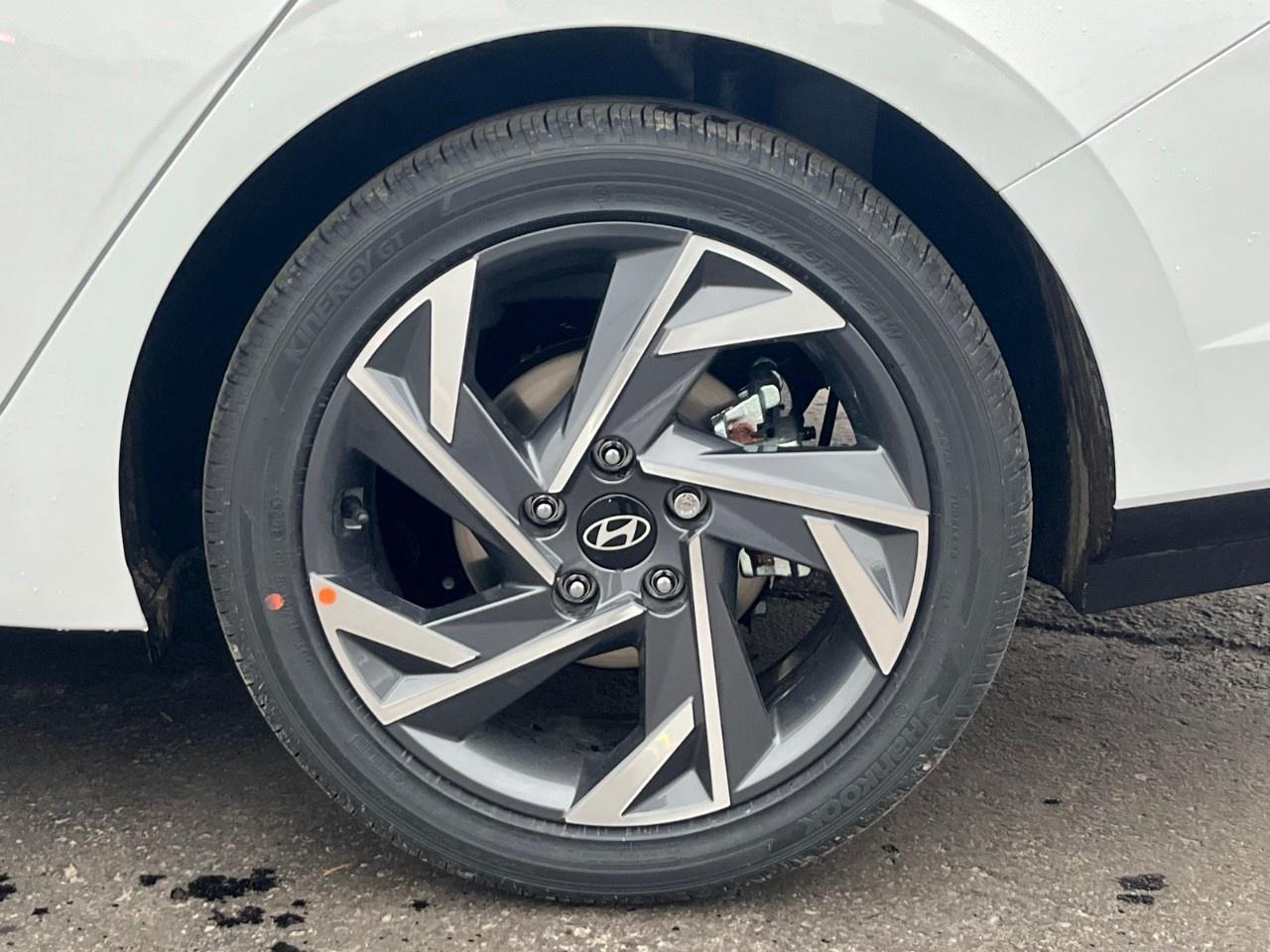 2026 Hyundai Elantra Hybrid Luxury Sedan Photo3