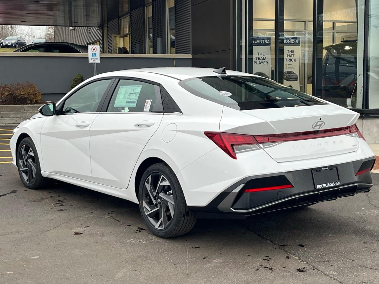 2026 Hyundai Elantra Hybrid Luxury Sedan Photo4