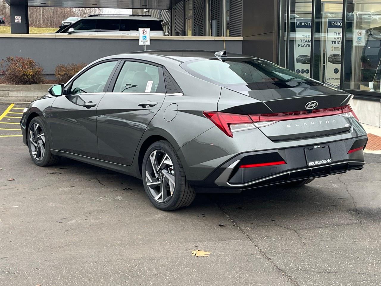 2026 Hyundai Elantra Hybrid Luxury Sedan Photo4