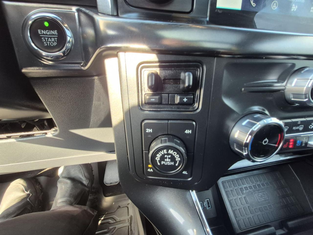 2022 Ford F-150 502A LARIAT, 20" RIMS, SPORT PACKAGE, FX4! Photo