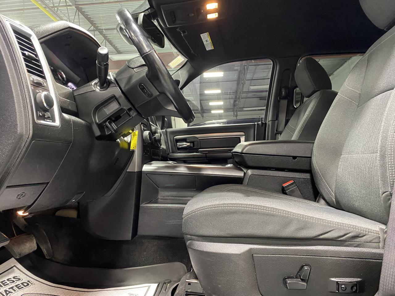 2021 RAM 1500 Classic WARLOCK 4X4 CREW CAB 5'7" BOX - Photo #12