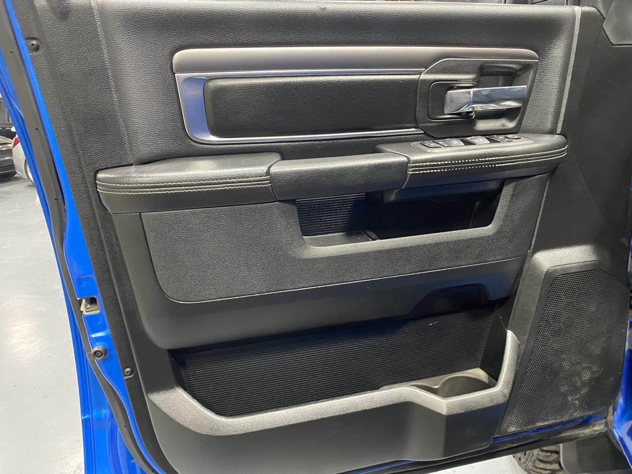 2021 RAM 1500 Classic WARLOCK 4X4 CREW CAB 5'7" BOX - Photo #11