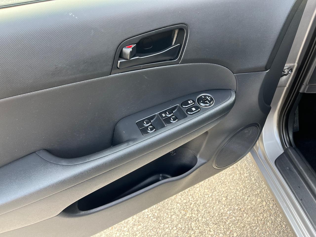 2011 Hyundai Elantra Touring 5 SPD. LOW MILEAGE! SERVICE RECORDS! CERTIFIED ! Photo