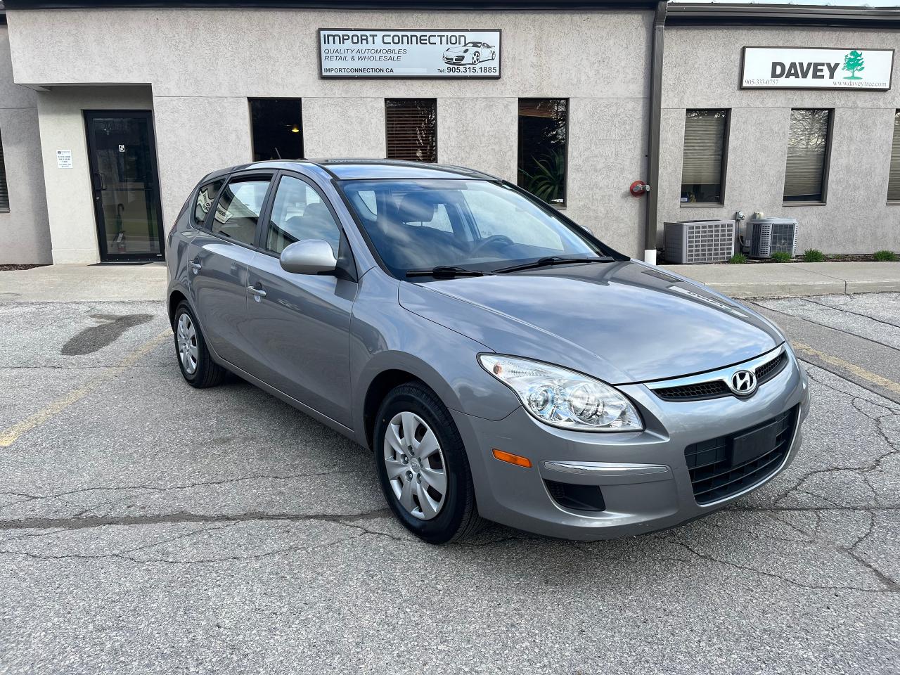2011 Hyundai Elantra Touring 5 SPD. LOW MILEAGE! SERVICE RECORDS! CERTIFIED ! Photo2