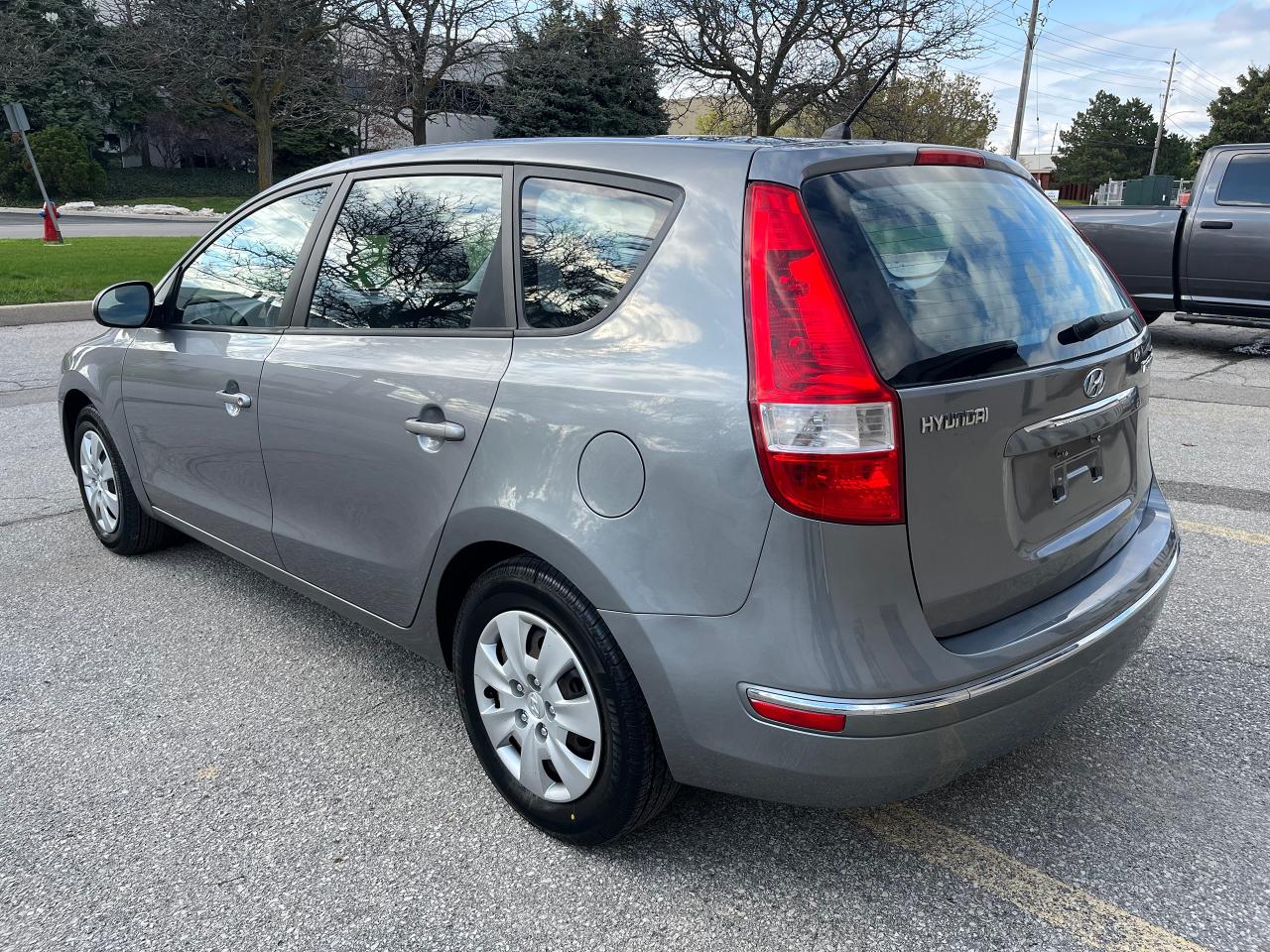 2011 Hyundai Elantra Touring 5 SPD. LOW MILEAGE! SERVICE RECORDS! CERTIFIED ! Photo