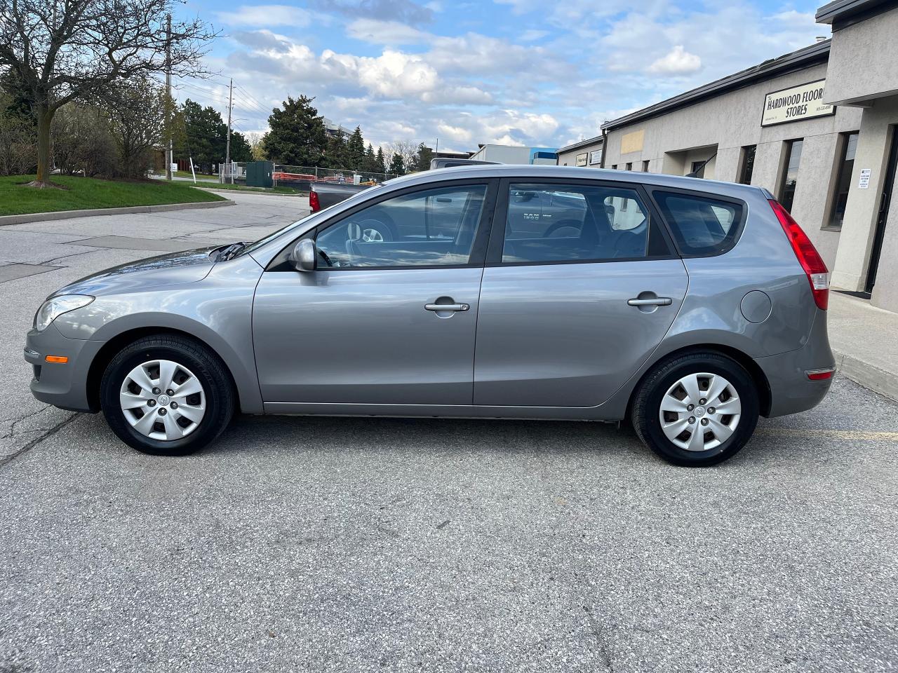 2011 Hyundai Elantra Touring 5 SPD. LOW MILEAGE! SERVICE RECORDS! CERTIFIED ! Photo